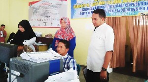 Warga Peusangan Antri Berjam-Jam Bikin e-KTP dan KIA